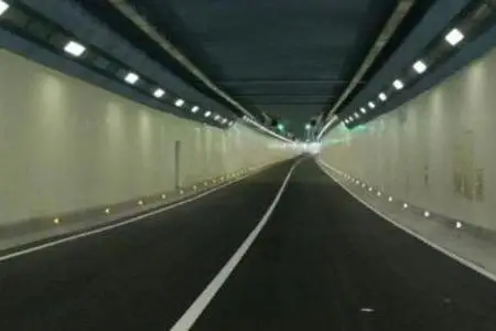 成都至香日德公路花久公路知亥代隧道代隧道正在施工